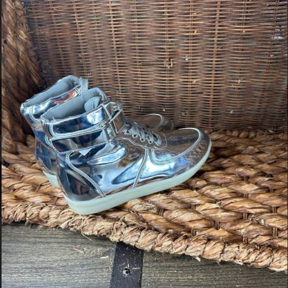Women's Sz 7.5 Silver High Top‎ Buckle Strap Closure Fashion Sneakers